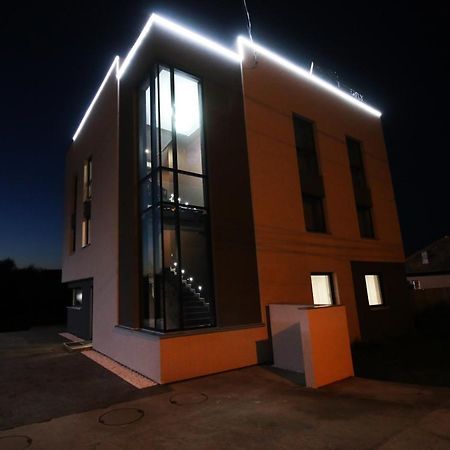 The Butterfly Hotel Sangeorgiu de Mures Bagian luar foto