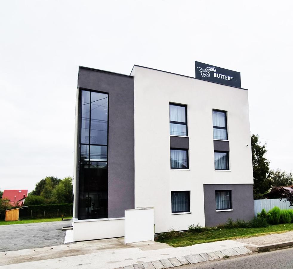 The Butterfly Hotel Sangeorgiu de Mures Bagian luar foto