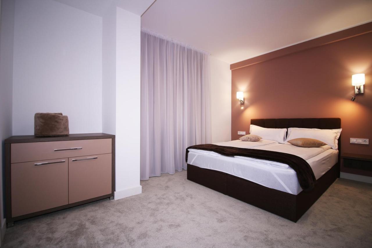 The Butterfly Hotel Sangeorgiu de Mures Bagian luar foto