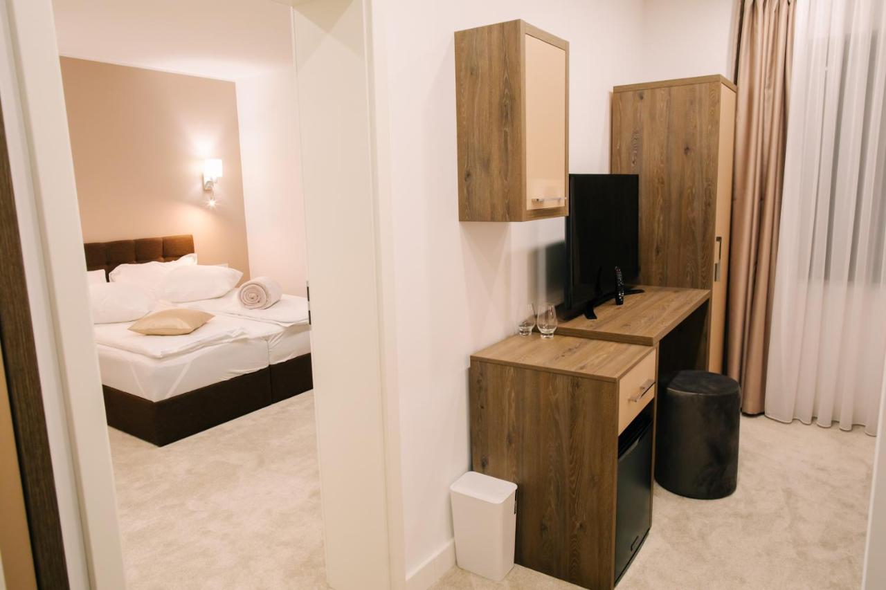 The Butterfly Hotel Sangeorgiu de Mures Bagian luar foto