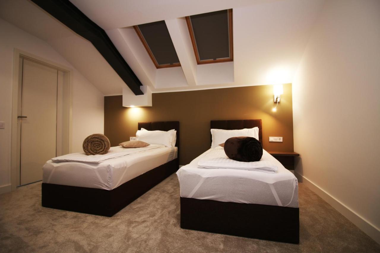 The Butterfly Hotel Sangeorgiu de Mures Bagian luar foto