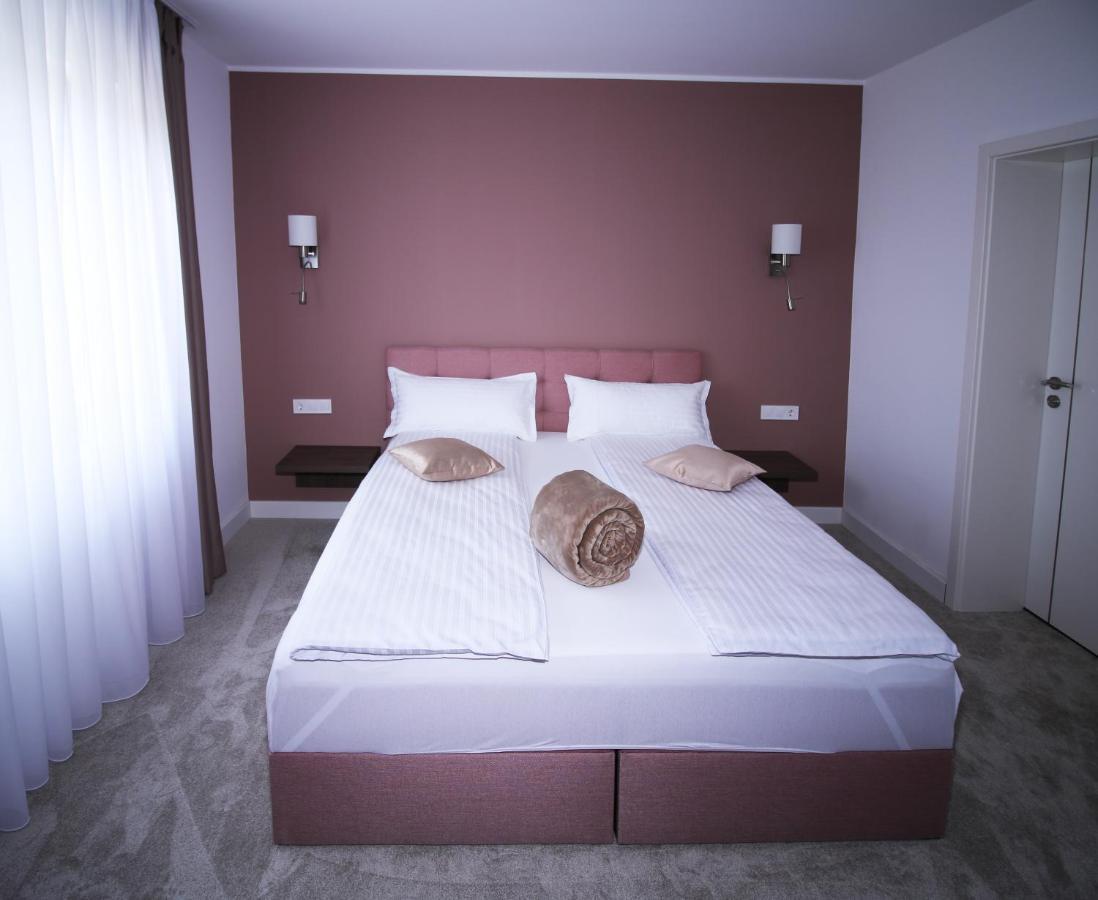 The Butterfly Hotel Sangeorgiu de Mures Bagian luar foto