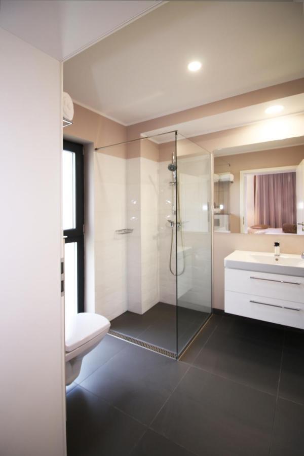 The Butterfly Hotel Sangeorgiu de Mures Bagian luar foto