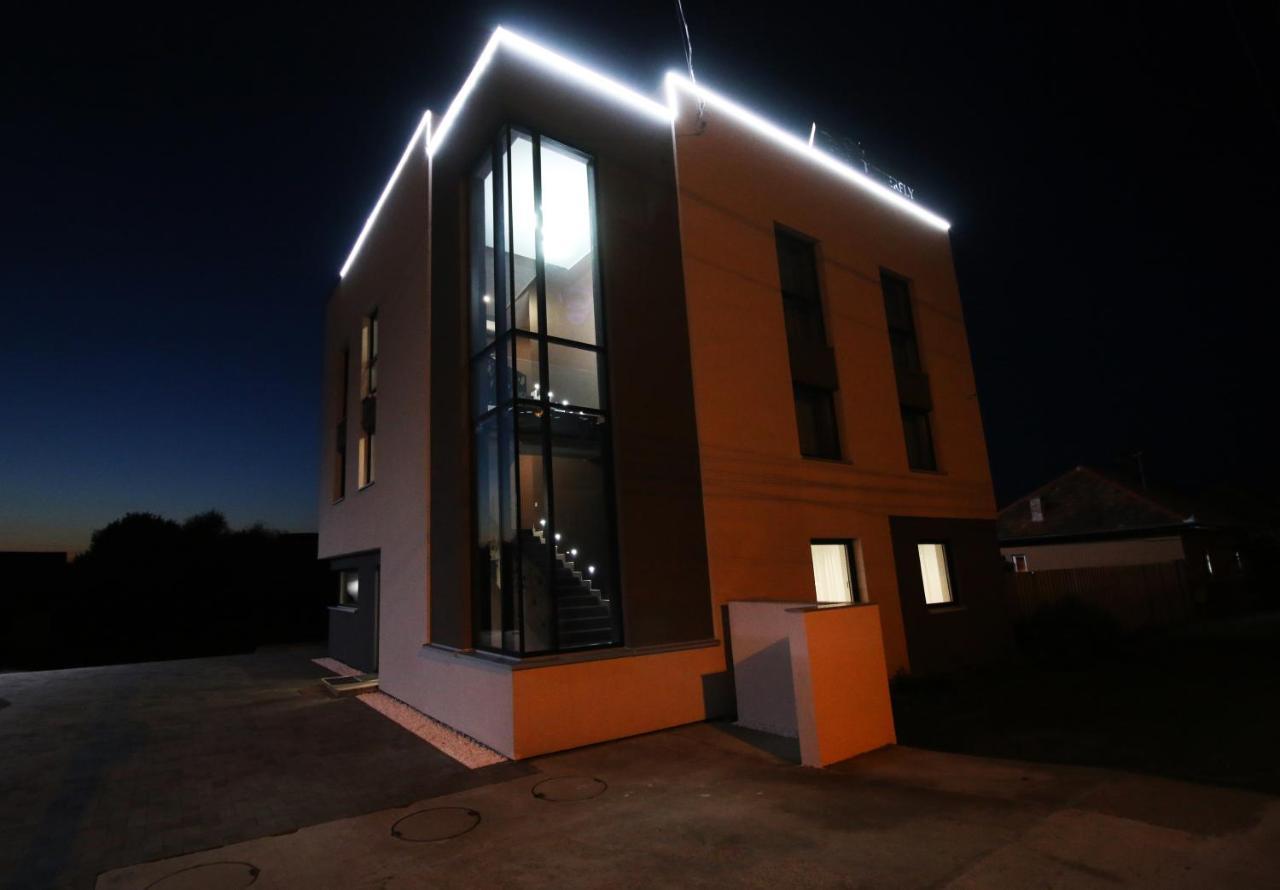 The Butterfly Hotel Sangeorgiu de Mures Bagian luar foto