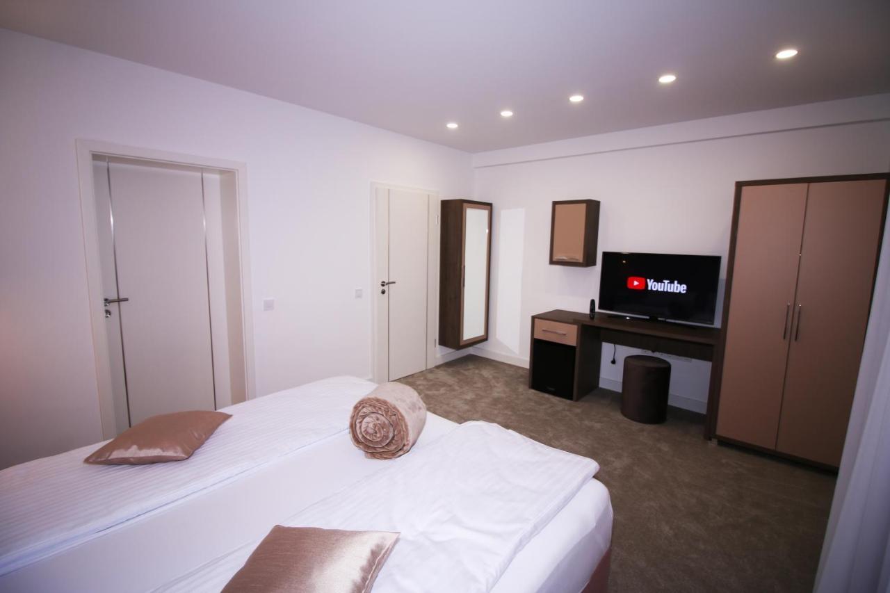 The Butterfly Hotel Sangeorgiu de Mures Bagian luar foto