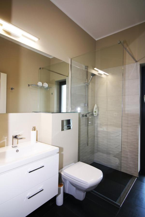 The Butterfly Hotel Sangeorgiu de Mures Bagian luar foto