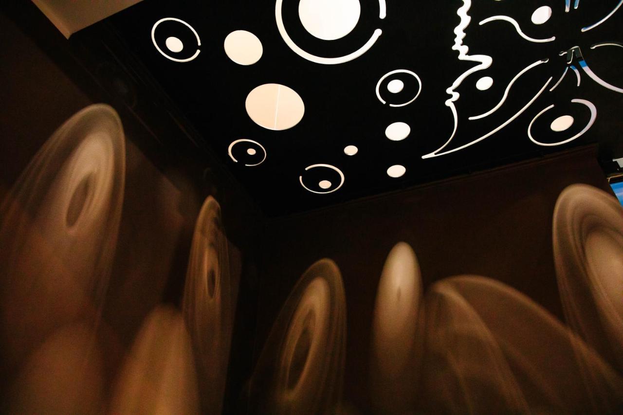 The Butterfly Hotel Sangeorgiu de Mures Bagian luar foto
