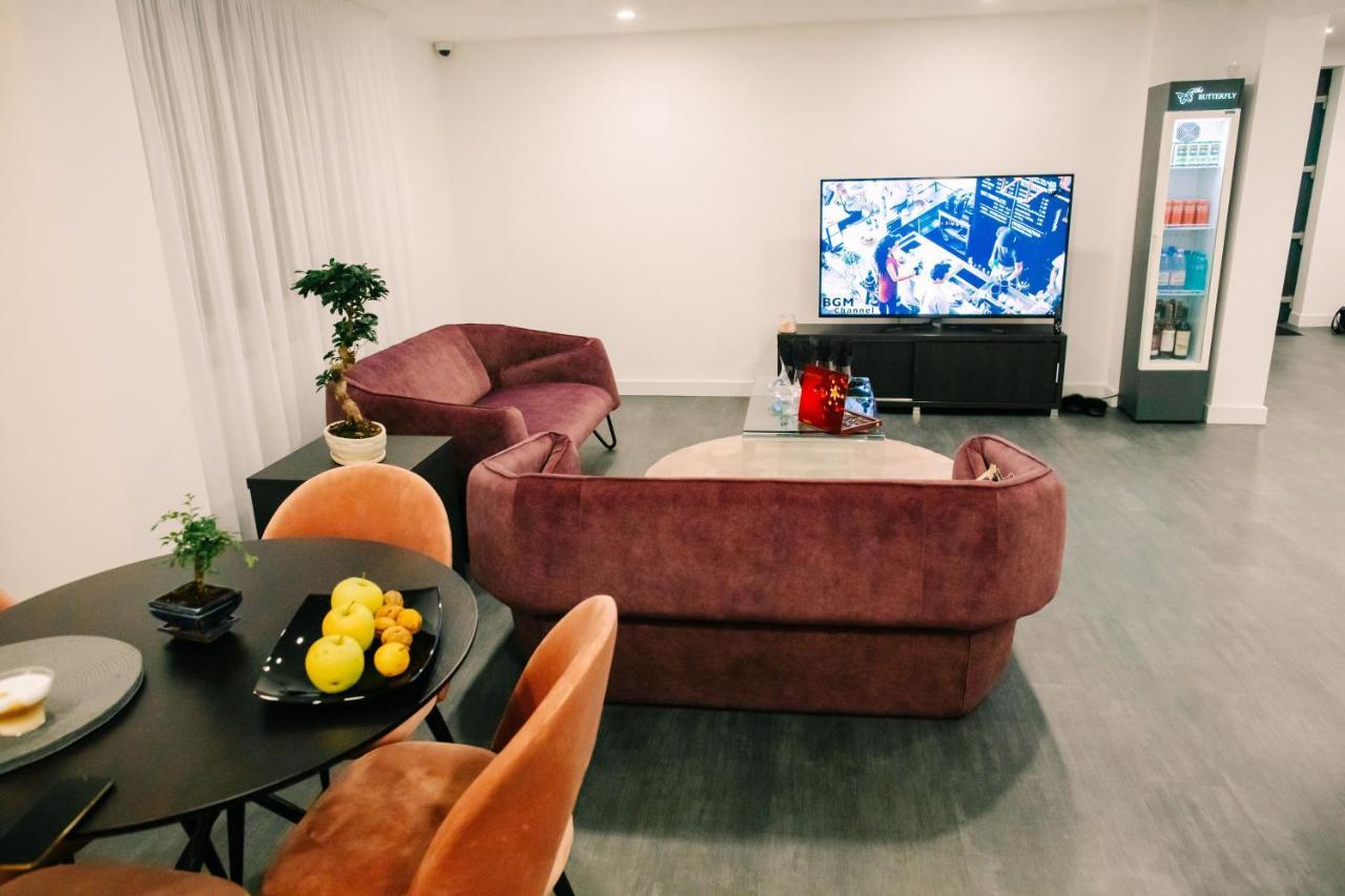 The Butterfly Hotel Sangeorgiu de Mures Bagian luar foto